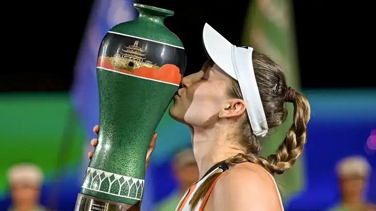 Елена Рыбакина вышла на корт перед защитой титула в Китае