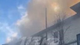 Десятки человек спасли из горящего дом в Кентау