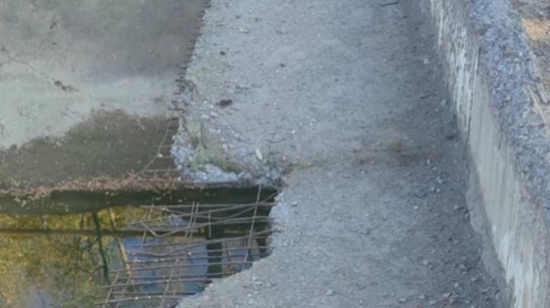 Дыра на дыре: жители пожаловались на состояние моста в Алматинской области