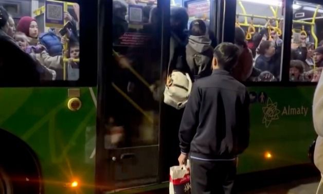 В Алматы пассажиры уже не помещаются в автобусы: ноги остаются на улице
