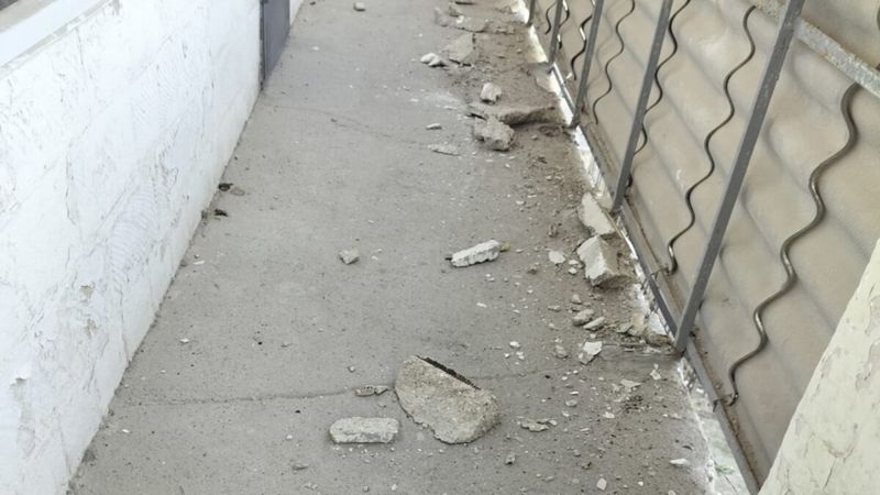 В Актау с фасада жилого дома обрушились крупные куски бетона