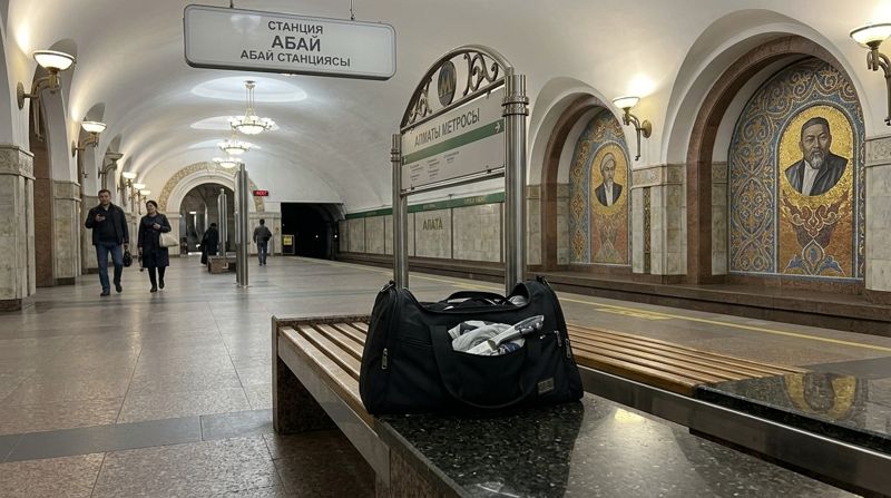 Что скрывает человек на соседнем сиденье? Нож у пассажира метро нашли в Алматы