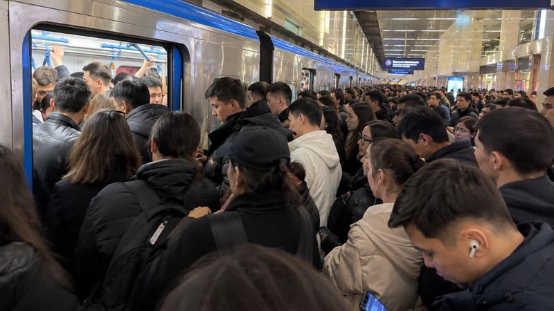 Метро Алматы трещит по швам и не справляется: люди показали давку на станциях