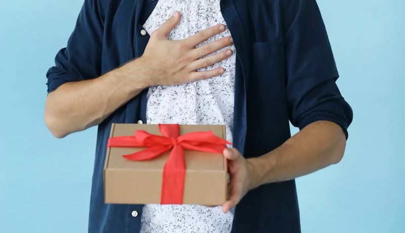 Плати или отдай государству: в Казахстане меняют правила для подарков чиновников