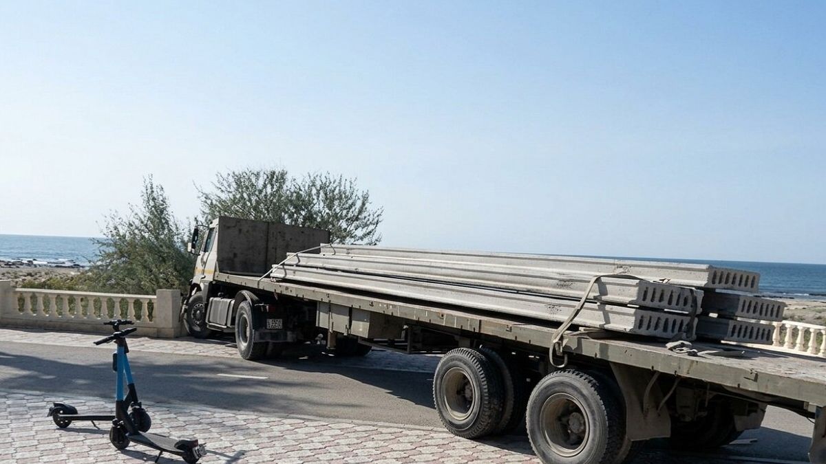 Грузовик протаранил ограждение на набережной в Актау