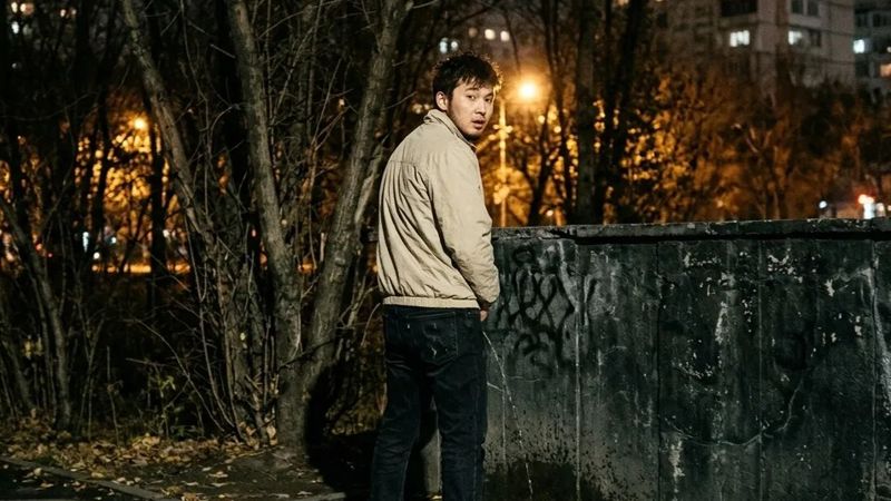 Справил нужду возле клуба: казахстанца арестовали на 10 суток