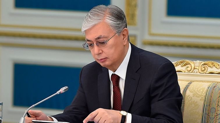 Токаев присвоил плавильщику завода звание "Қазақстанның Еңбек Ері"