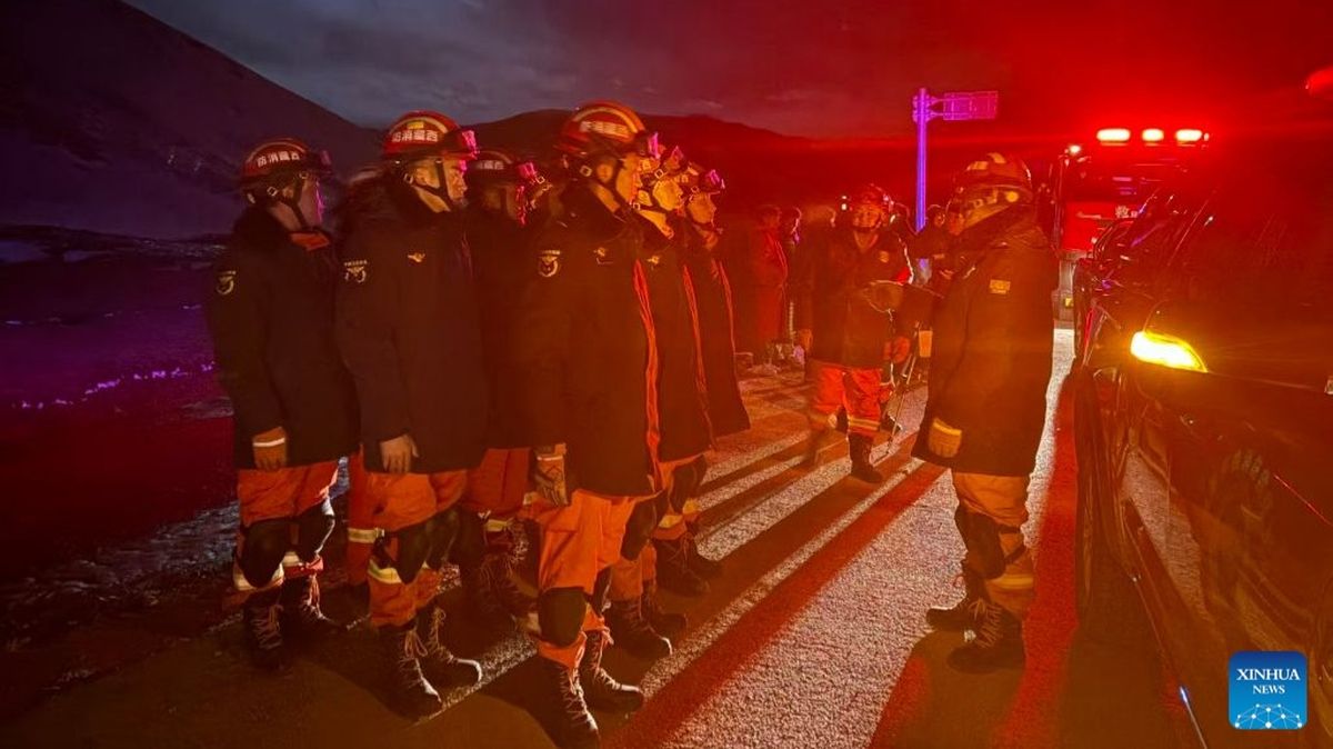Не менее 16 человек погибли при землетрясении в Китае
