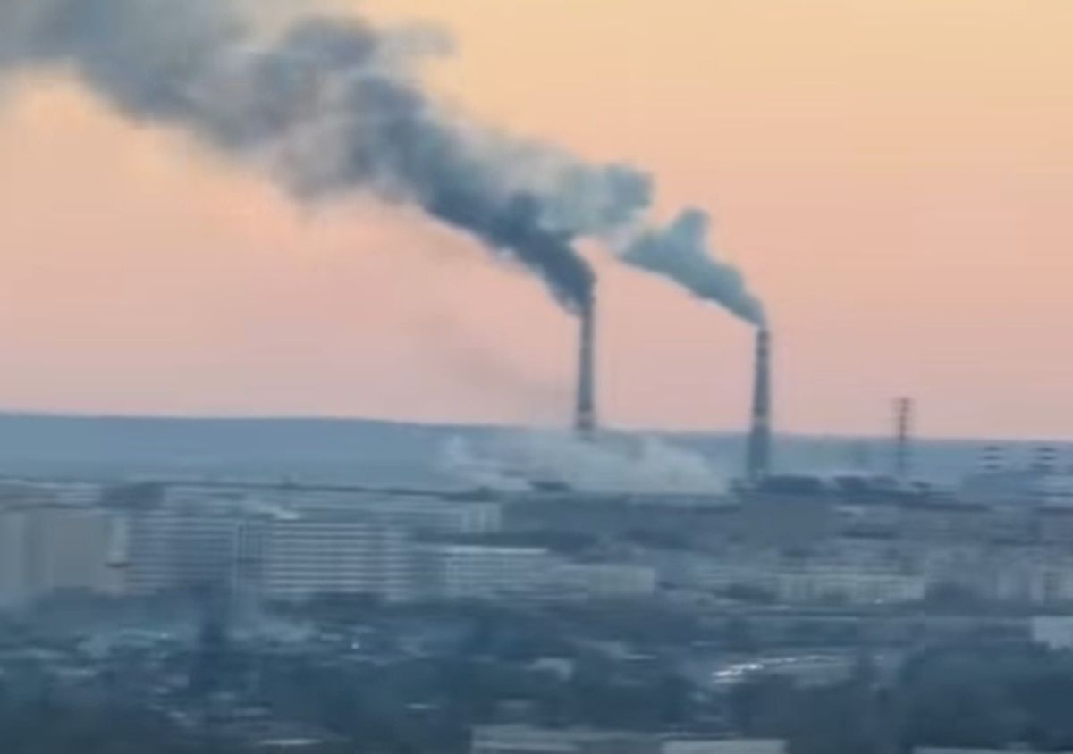 “Смог идет за пределы города”: алматинцы в шоке от дымящей трубы ТЭЦ-2