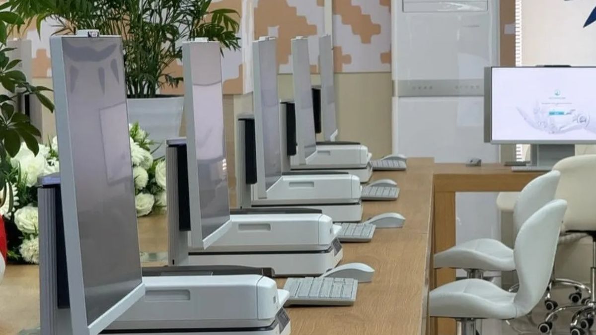Сотрудники СпецЦОНа "помогали" водителям получать права
