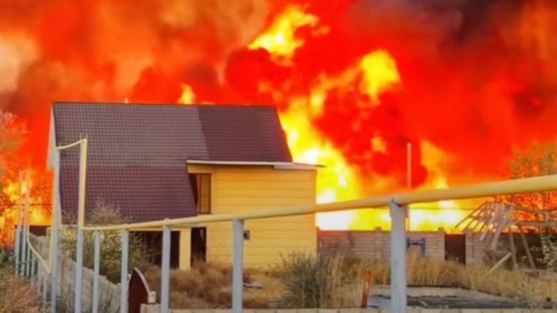 В Конаеве загорелись камыш и сухая трава: пожар тушили почти пять часов