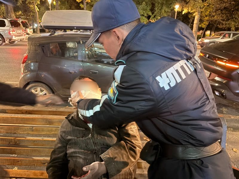 Увидели лежащего на земле мужчину: гвардейцы помогли алматинцу