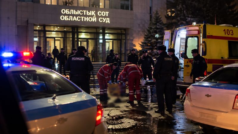 Мужчина поджёг себя у здания областного суда в Семее