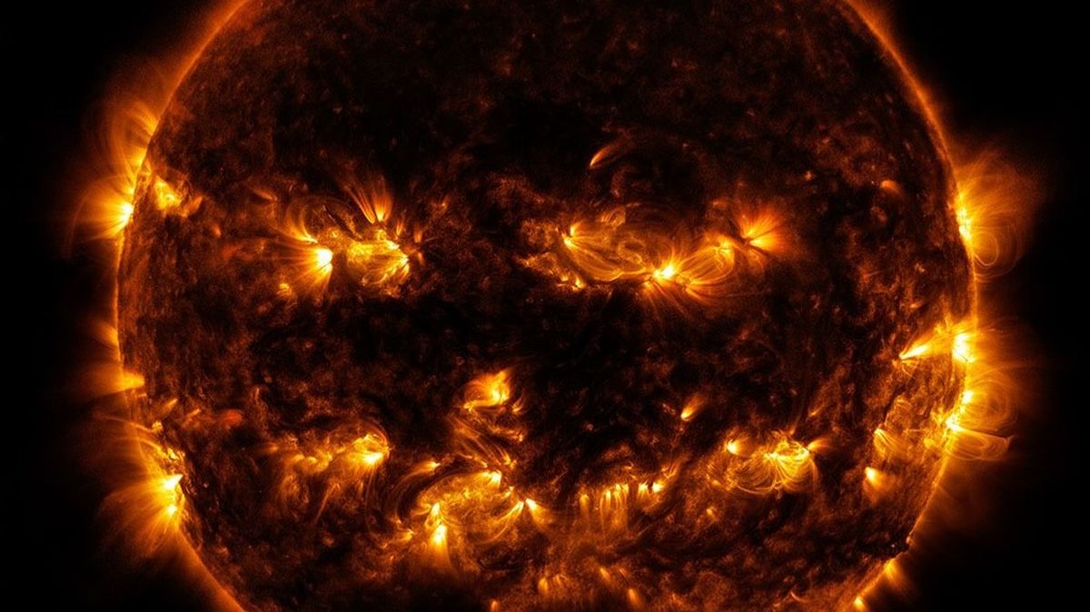 Землю накрыл поток плазмы из корональной дыры